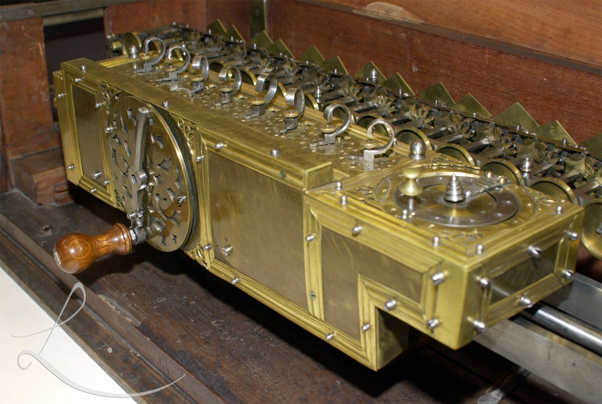 Первые механические машины. Счетная машина Лейбница. Арифмометр Лейбница 1673. Готфрид Лейбниц счетная машина.